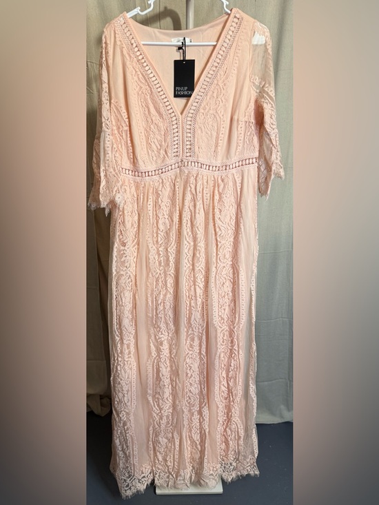 Plus-Size Lace V-Neck Maxi Dress in Peach - Picture 2 of 6